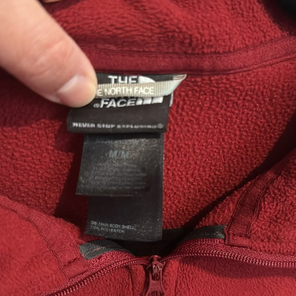 Men’s The Northface pull‎ over size medium--Red